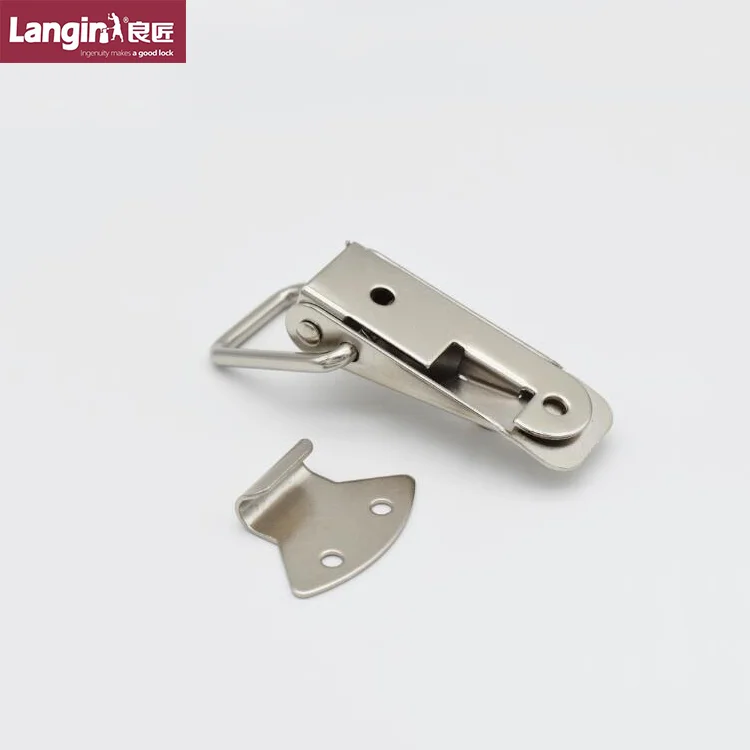 The J102 (多角度拍摄1) latch, crafted from Stainless Steel 304 and featuring a spring mechanism, is artfully displayed alongside a distinct mounting bracket on a pristine white background.