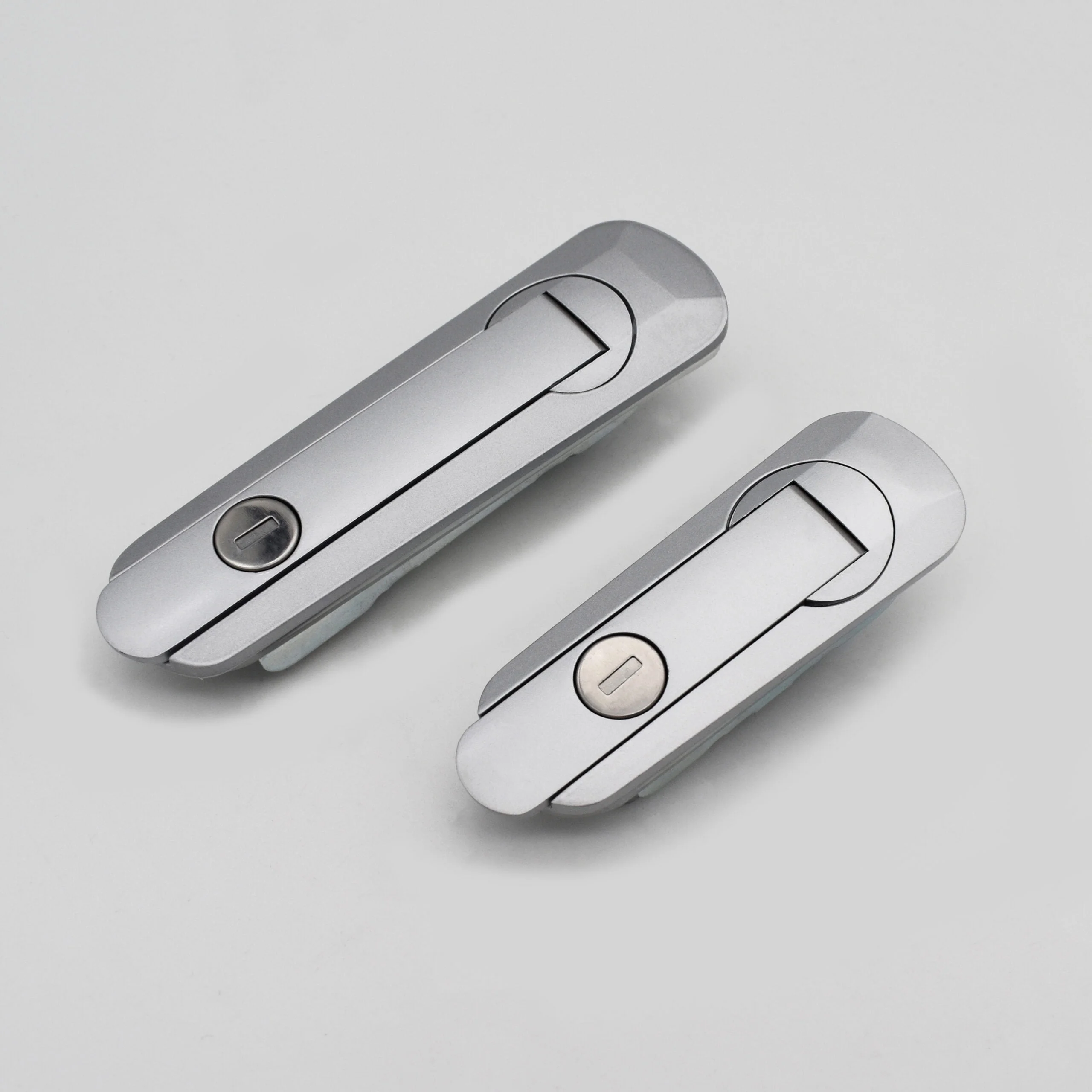 A pair of silver car door handles with 新403 circular keyholes, presented on a pristine white background.